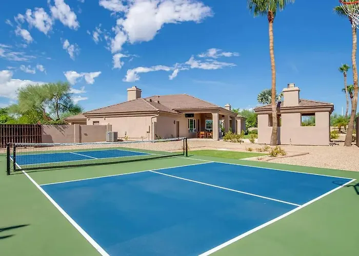 5 Bd Luxury Oasis Heated Pool Pickle Ball Apartment *