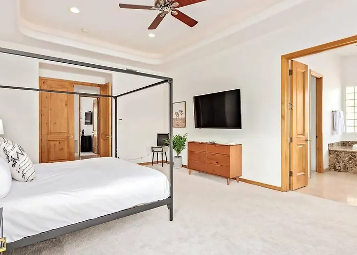 5 Bd Luxury Oasis Heated Pool Pickle Ball Apartment