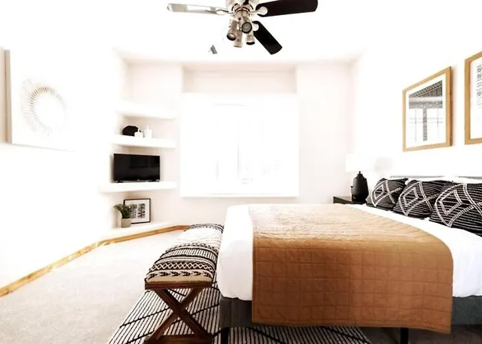 5 Bd Luxury Oasis Heated Pool Pickle Ball Apartment *
