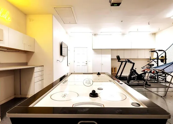 5 Bd Luxury Oasis Heated Pool Pickle Ball Apartment