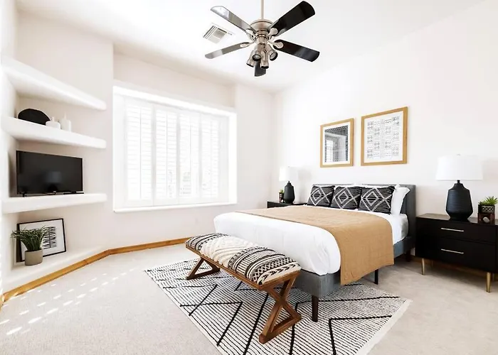 5 Bd Luxury Oasis Heated Pool Pickle Ball Apartment